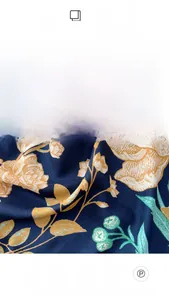 Detailaufnahme des Schals mit Blumenmuster zeigt die feine Webstruktur und Textur