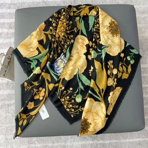 Details des eleganten schwarzen Blumenschals mit gelben Pfingstrosen und Fransen