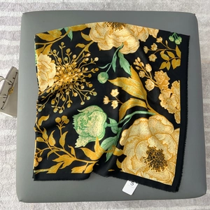 Detailansicht eines Vintage-Blumen-Halstuchs mit feinen Fransen und Markenetikett