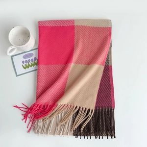 Dettaglio della sciarpa scozzese arcobaleno con nappe e morbida trama in cashmere