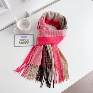 Dettaglio della sciarpa in cashmere a quadri arcobaleno con frange e trama soffice