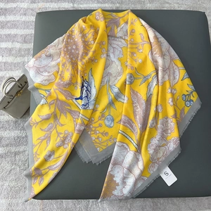 Eleganter leuchtend gelber quadratischer Schal mit Blumenmuster und Fransen für Herbst