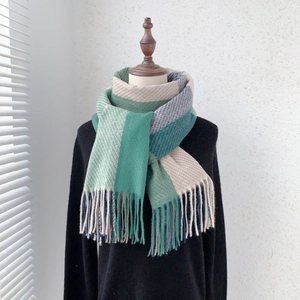Sciarpa a quadri arcobaleno in finto cashmere con nappe in toni verdi e blu