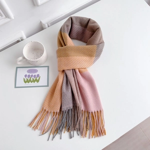 Texture dettagliata della sciarpa a quadri arcobaleno con lunghe nappe decorative