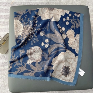 Detailansicht eines floral bedruckten Seidenschals mit Fransen in elegantem Dunkelblau