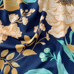 Dunkelblauer quadratischer Schal mit gelben Blumenprints und elegantem Faltendesign