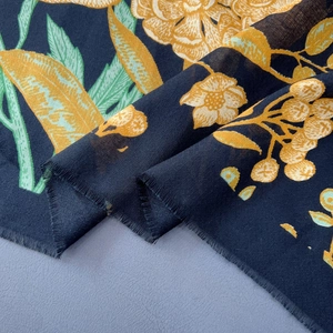 Nahaufnahme des geblümten marineblauen Schals mit weichen Fransen und eleganter Textur