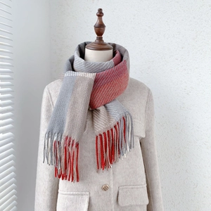 Sciarpa a quadri arcobaleno effetto cashmere con frange per l'inverno in grigio e ruggine