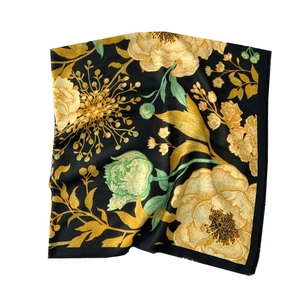 Eleganter schwarzer Seidenschal mit goldenem Pfingstrosenmuster und Fransenrand