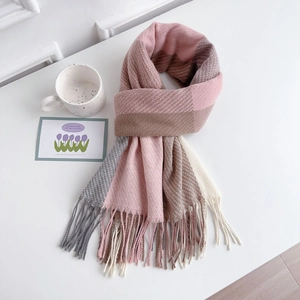 Dettaglio di sciarpa a quadri colorati con bordi a frange e morbida trama in cashmere