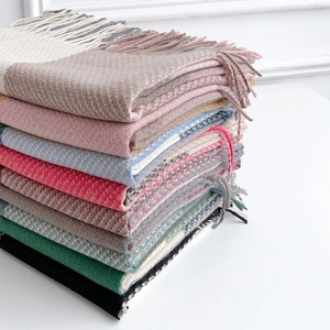 Sciarpe effetto cashmere a quadri arcobaleno in vari colori con eleganti frange