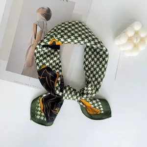 Dettaglio del foulard pied de poule verde scuro con eleganti bordi floreali