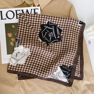 Elegante Foulard Quadrato in Raso di Poliestere con Stampa Floreale a Rosa e Pied de Poule per Donna Moda Vintage