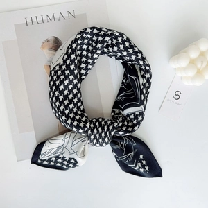 Classico foulard in seta pied-de-poule bianco e nero con stampa artistica del viso
