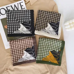 Set di quattro foulard quadrati con motivo pied de poule classico su camicia kaki