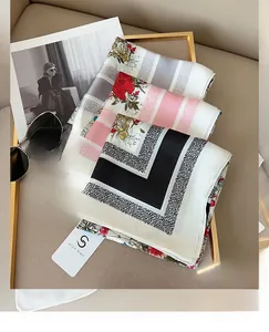 Détail de trois carrés de soie satinée aux motifs floraux et géométriques élégants