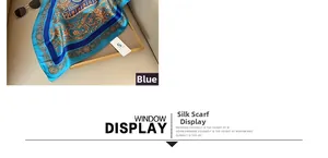 Gros plan d'un foulard en soie bleu roi aux motifs baroques dorés avec étiquette