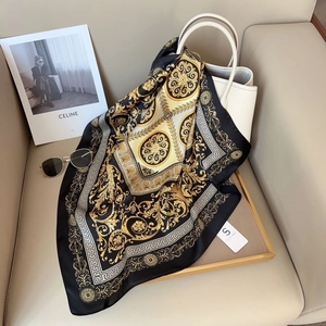 Foulard en soie style britannique noir et or drapé sur un sac à main de luxe en cuir blanc