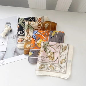 Carré de soie élégant 70x70cm à motif floral baroque disponible en quatre couleurs