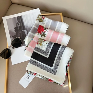 Trois élégants foulards carrés en soie avec des motifs floraux et géométriques