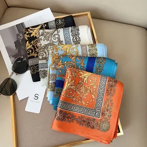 Foulards en soie à motif baroque de style britannique sur un plateau doré élégant