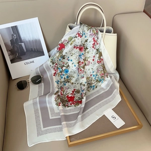 Carré de soie élégant à imprimé fleuri drapé sur un sac cabas en cuir blanc chic