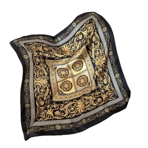 Carré de soie noir et doré style britannique avec motif baroque et bordure grecque