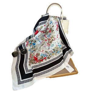 Carré de soie à motif floral élégant avec bordure géométrique sur sac blanc