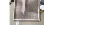 Foulard in seta viola loto a pois con trama liscia e cuciture fini sui bordi esterni