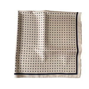 Foulard quadrato effetto seta beige con pois e bordi blu scuro, accessorio elegante da donna
