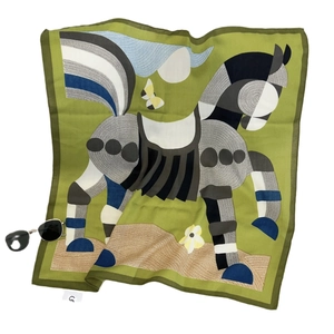 Fashionable 68cm green square scarf with geometric horse print and smooth silk texture