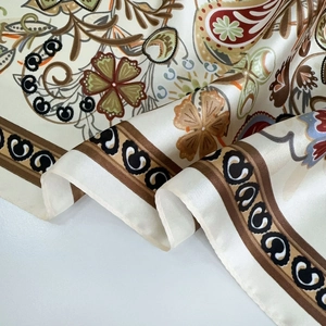 Detailansicht eines Premium-Seidentuchs mit elegantem Paisley- und Blumenmuster