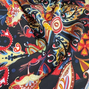 Seidenartiges Halstuch mit Paisley- und Blumenmuster in bunten Farben auf Schwarz