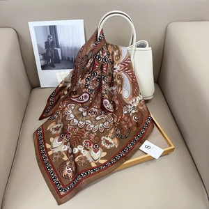 Braunes Seidentuch mit Paisley-Muster und Blumen-Print an einer weißen Handtasche