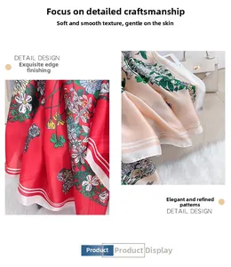 Detailansicht der feinen Rollsaumkanten und Blumenmuster auf dem Seidenschal