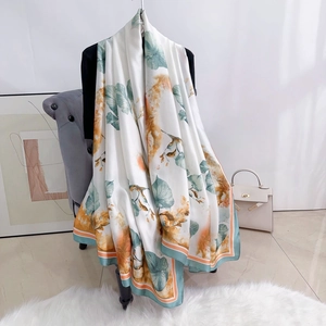 Elegante scialle in seta con grandi foglie verdi e bordi arancioni per decorazione
