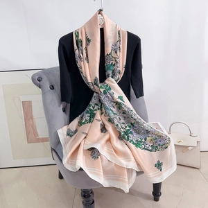 Eleganter pfirsichrosa Seidenschal mit Blumenmuster auf Model für Frühling und Sommer