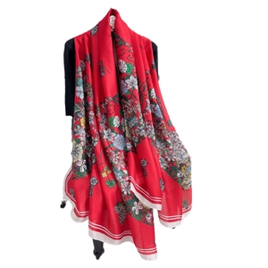 Leichter Sommerschal mit Blumenmuster in leuchtendem Rot und eleganten Motiven
