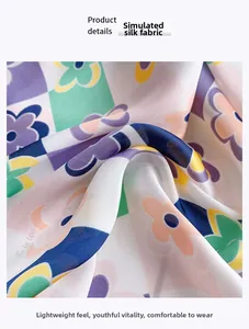 Détail du tissu en soie synthétique avec motif à damier floral coloré et texture lisse