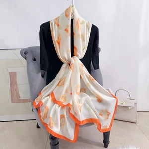 Élégant foulard en soie pour femmes avec motifs floraux orange vifs sur fond beige