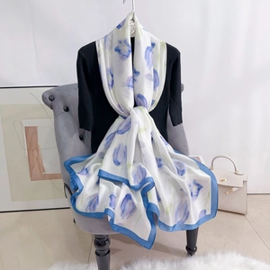 Élégant foulard en soie avec motifs de tulipes bleues et bordures bleu marine