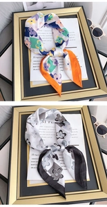 Gros plan de foulards en soie aux imprimés floraux colorés et minimalistes en noir et blanc