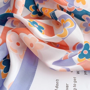 Foulard carré en satin soyeux avec motifs floraux et blocs de couleurs géométriques