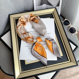 Quadratisches Seidentuch mit orangefarbenem Tiger-Print und Sonnenbrille auf Magazin