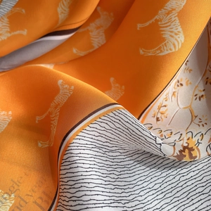 Seidiges Quadrat-Halstuch in Orange mit Zebra-Muster und goldenen Blumendetails
