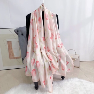 Écharpe élégante en soie longue avec imprimé floral tulipes roses sur fond beige