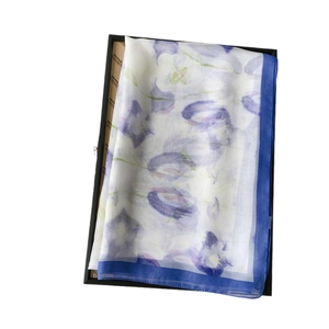 Elegante sciarpa in seta bianca con stampa floreale viola in una scatola regalo nera
