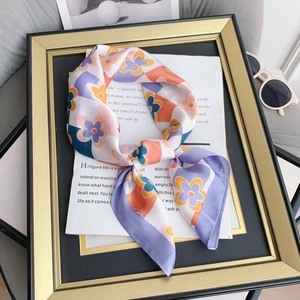 Foulard in seta con fiori viola e motivi geometrici a blocchi di colore