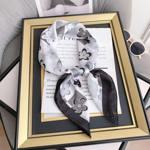 Foulard quadrato in seta con motivo floreale bianco e nero e griglia geometrica