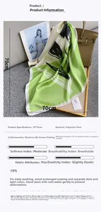 Détail d'un foulard 70x70cm en polyester à imprimé floral vert posé sur un plateau en bois